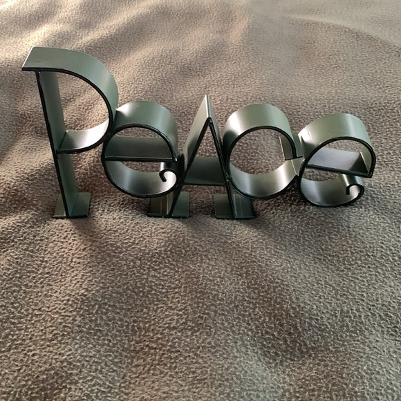Cute Believe and Peace metal standing signs. Approx 5” tall. 13” long & 9 1/2” - Picture 6 of 6
